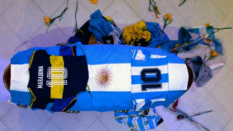 Féretro de Diego Armando Maradona cubierto con la bandera argentina y las camisetas de Boca Juniors y del propio combinado albiceleste. Foto: EFE/Presidencia de Argentina