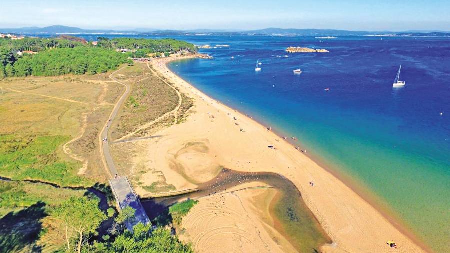 BARBANZA. Imagen de la playa ribeirense de Coroso, la única de la comarca del Barbanza que este año contará con una Bandera Azul. Foto: M.B.A.