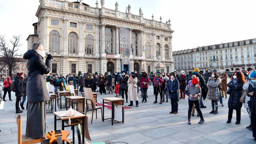 Protesta en la Piazza Castello de Turín ante la proliferación de contagios en la segunda ola en Italia. Foto: Alessandro di Marco