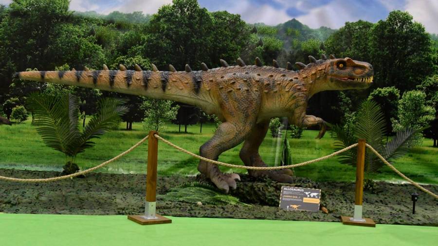 Compostela acoge este fin de semana una muestra de dinosaurios animados en el pabellón de La Salle