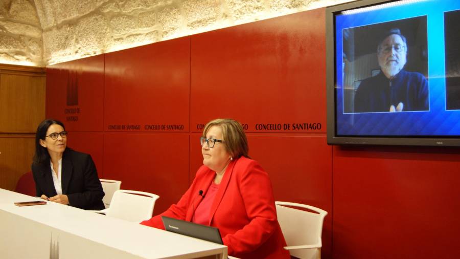 Por la izquierda, la concejala Mercedes Rosón, la presidenta de la Federación de Libreiros de Galicia, Pilar Rodríguez, y, en la pantalla, el diputado de la Diputación de A Coruña, Xurxo Couto, durante la presentación de la Feira do Libro de Santiago. CDS