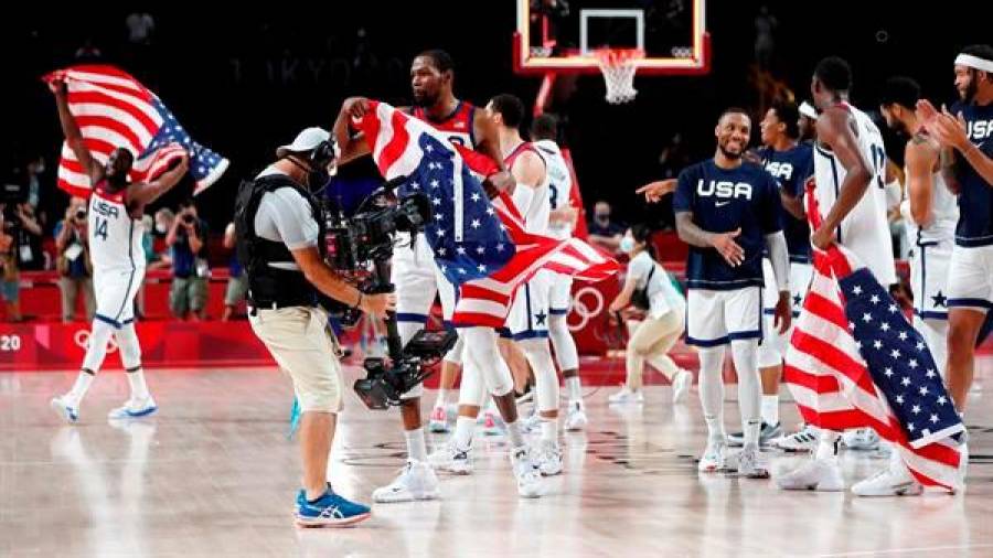 Kevin Durant (en primer plano) junto a sus compañeros de Estados Unidos celebrando el oro ante Francia. Foto: K. Ota