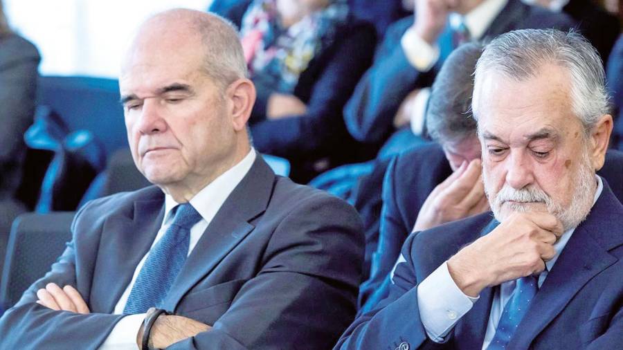 Los expresidentes de la Junta de Andalucía Manuel Chaves y José Antonio Griñán. Foto: E.P.