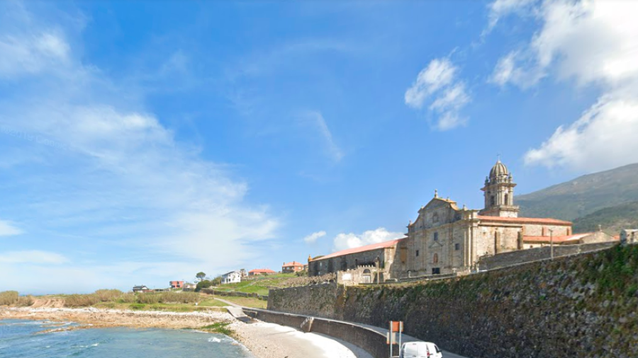 el real monasterio de oia se despierta mirando al mar. Foto: Gmaps