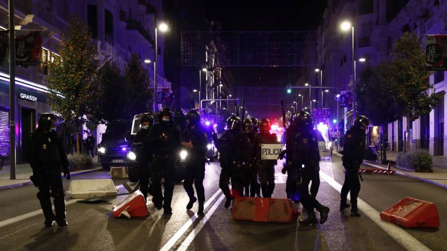 MADRID, 31/10/2020.- Miembros de la Policía Nacional recorren la Gran Via de Madrid ante las protestas convocadas la pasada noche por las medidas tomadas tras el aumento de contagios por coronavirus. EFE / Javier López.