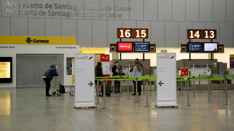 Clientes de Iberia Express en uno de sus mostradores en Santiago. Foto: Antonio Hernández