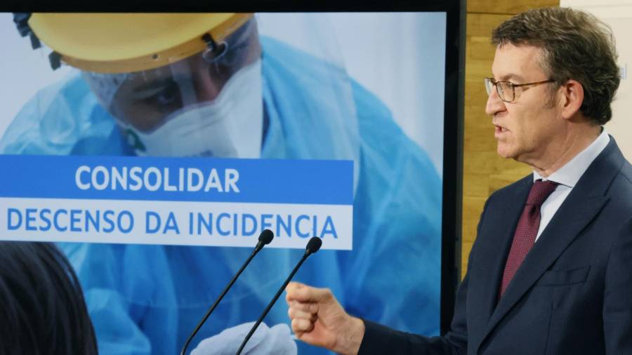 SANTIAGO DE COMPOSTELA, 15/02/2021.- O presidente da Xunta, Alberto Núñez Feijóo, explica a evolución da pandemia, este luns en Santiago de Compostela. EFE/Lavandeira jr