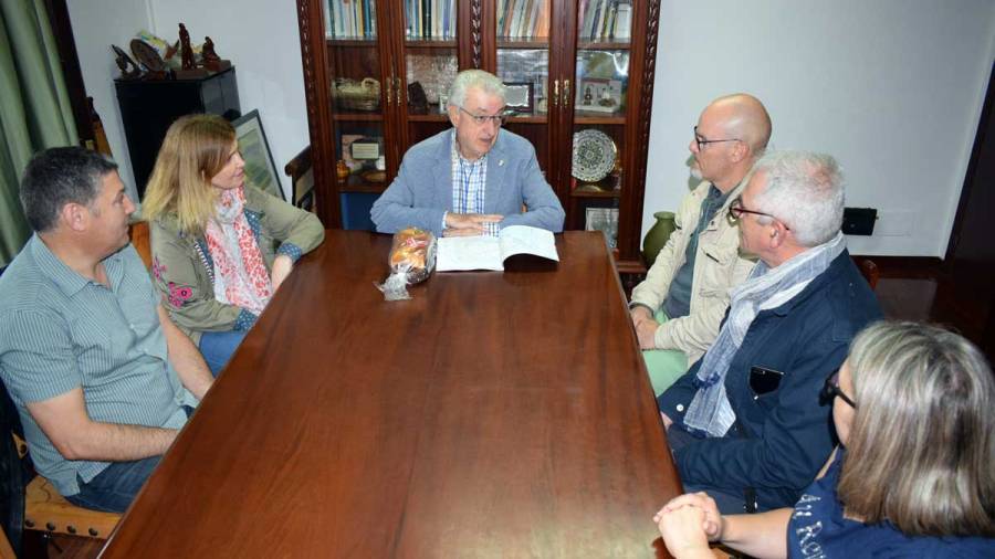 O alcalde recibe no concello a dous profesores dunha escola profesional francesa que promove un intercambio co IES de Valga