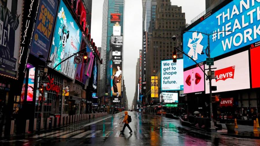 Times Square, que recibe todo el año a millones de turistas, luce vacía, por cuenta de la epidemia de coronavirus, que se ceba con esta ciudad. EFE