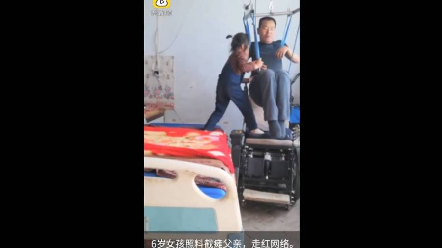 Una niña de 6 años cautiva a miles de chinos con los cuidados a su padre discapacitado
