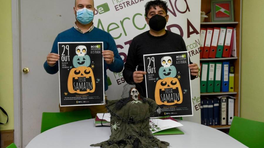Alfredo González, a dereita, co cartaz da campaña FOTO/Sangiao