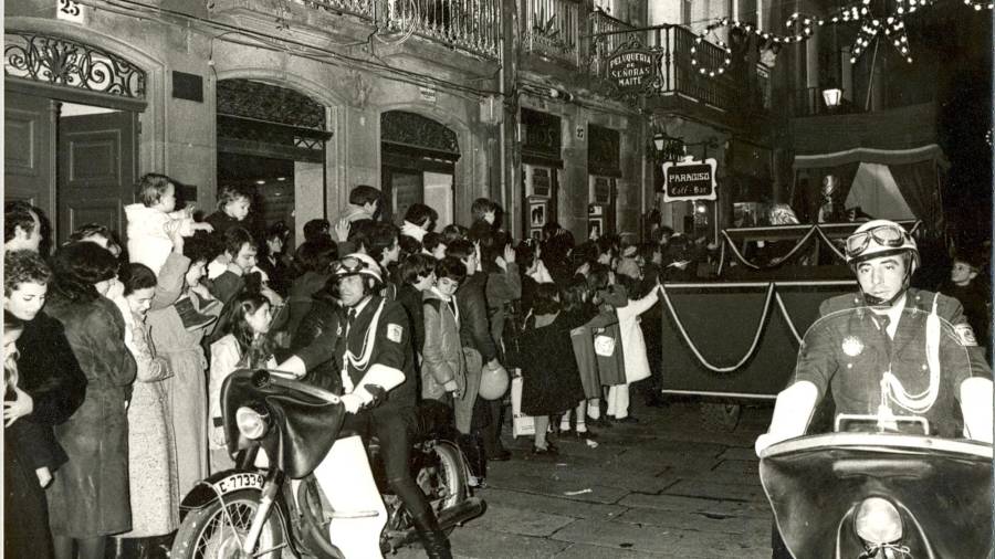 Imagen de la tradicional Cabalgata de Reyes, a su paso por la Rúa do Vilar, en el casco histórico de Santiago, en los años 70. Foto: Manolo Blanco