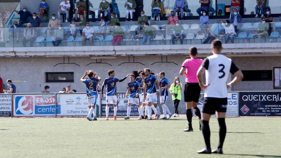 Los jugadores del Arzúa celebran un gol en su partido ante el Ribadumia. Foto: A. Hernández