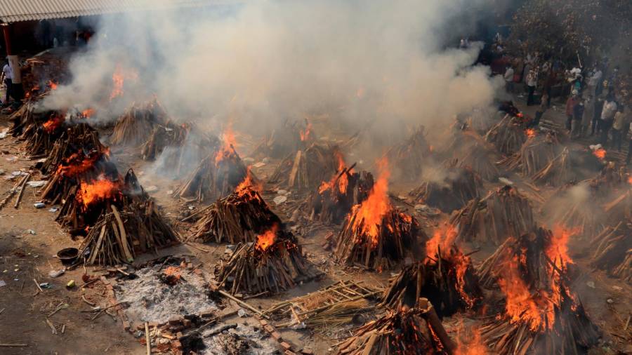 Cremación masiva en la India (Foto: Naveen Sharma/SOPA)