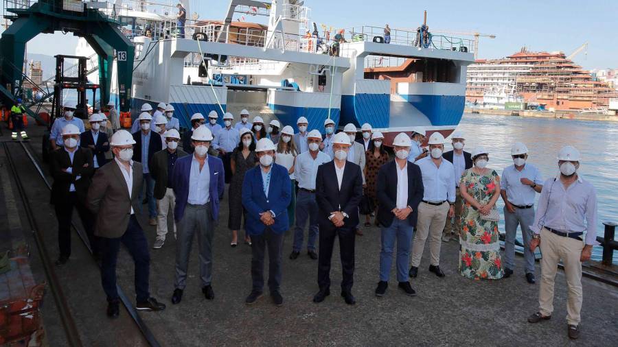 Los directivos del grupo Nueva Pescanova y representantes del astillero en Vigo. Foto: N.P.