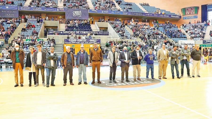 MERECIDO HOMENAJE. La mayoría de los ex entrenadores del Obradoiro en sus cinco décadas de vida recibieron el homenaje de la afición. Foto: Antonio Hernández