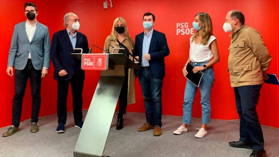 El secretario xeral del PSdeG, Gonzalo Caballero, junto a diputados y senadores socialistas en rueda de prensa. PSDEG 19/06/2021