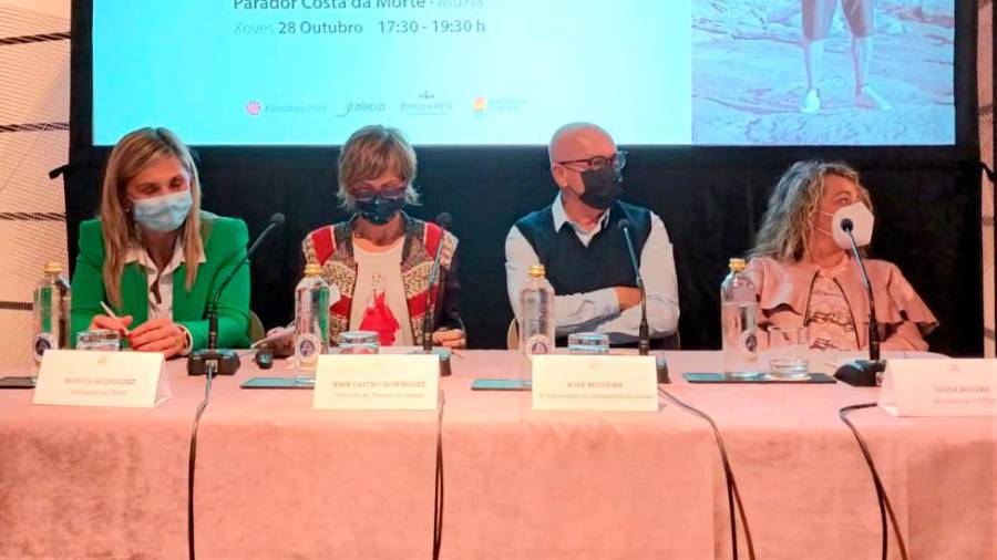Mónica Rodríguez, esquerda, Nava Castro, Xosé Regueira e Silvia Bouzas, no encontro do sector turístico celebrado no Parador da Costa da Morte, en Muxía. Foto: CMAT