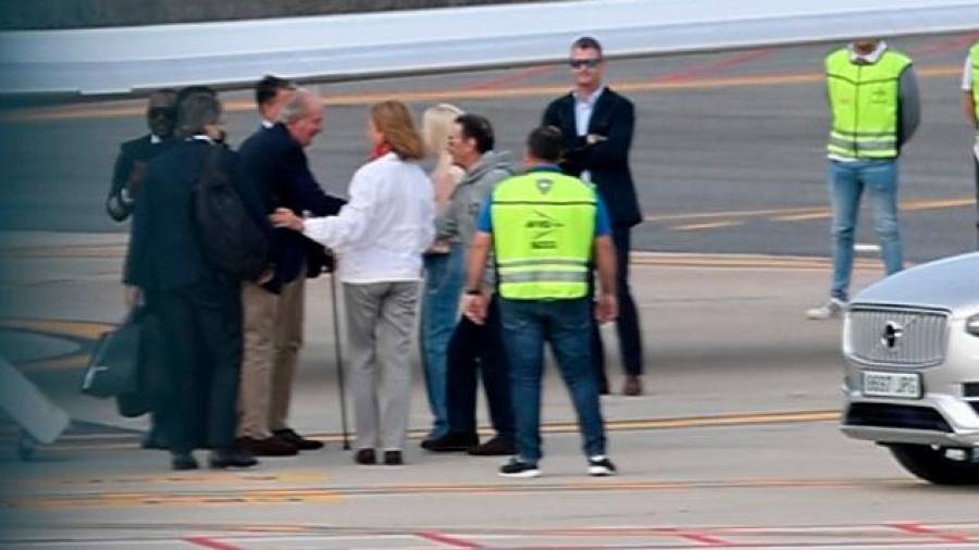 El Rey Juan Carlos llega al aeropuerto de Vigo en un jet privado donde le espera su hija, la Infanta Elena, y su amigo, Pedro Campos, a 19 de mayo de 2022, en Vigo, Pontevedra, Galicia (España) CASA REAL Raúl Terrel / Europa Press 19/05/2022