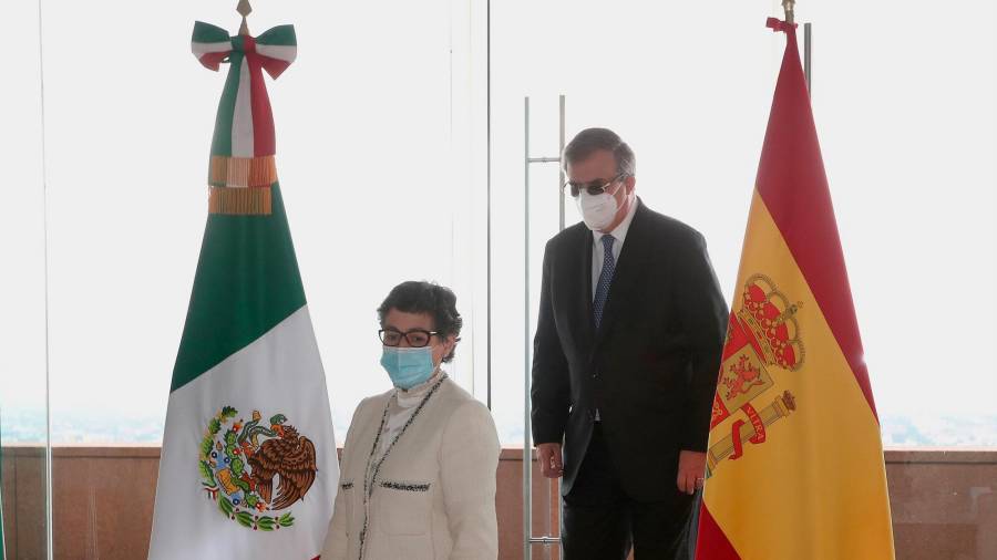 La ministra de Asuntos Exteriores de España, Arancha González a su llegada con el secretario de Relaciones Exteriores de México, Marcelo Ebrard. FOTO: EFE/Mario Guzmán