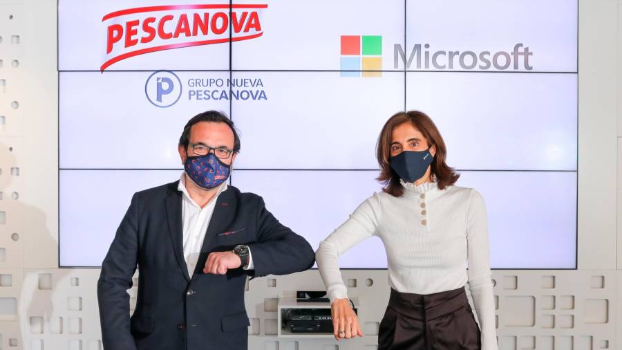 Ignacio González, CEO del Grupo Nueva Pescanova, y Pilar López, presidenta de Microsoft España, celebran el acuerdo chocando los codos. Foto: GNP
