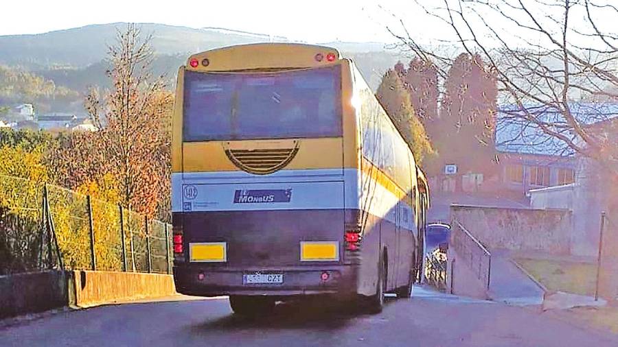 Foto de archivo de uno de los buses a la entrada del CPI de San Vicenzo da Baña. Foto: PA