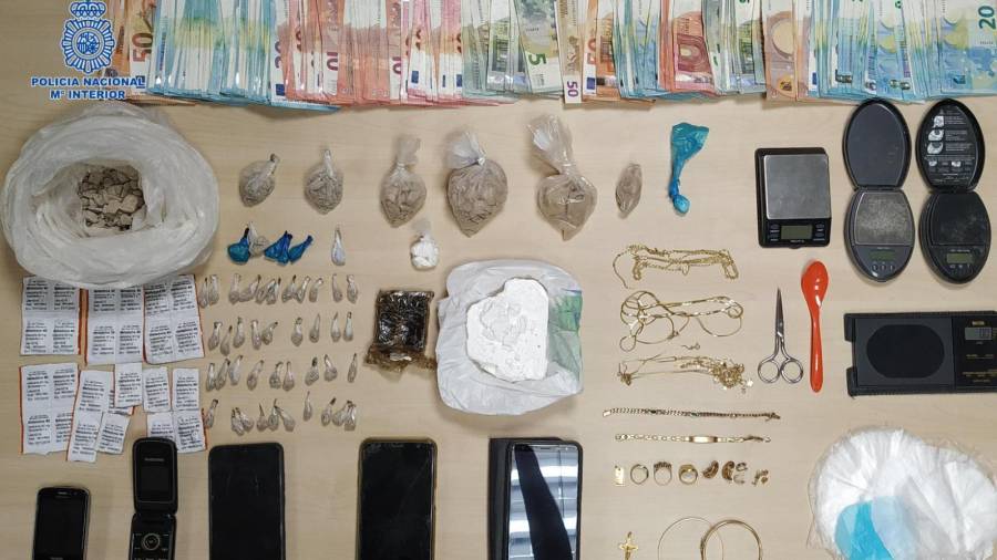 Imagen de la droga, el dinero, los mòviles y las joyas que les fueron incautados a los detenidos en la operación Barrido. POLICÍA NACIONAL