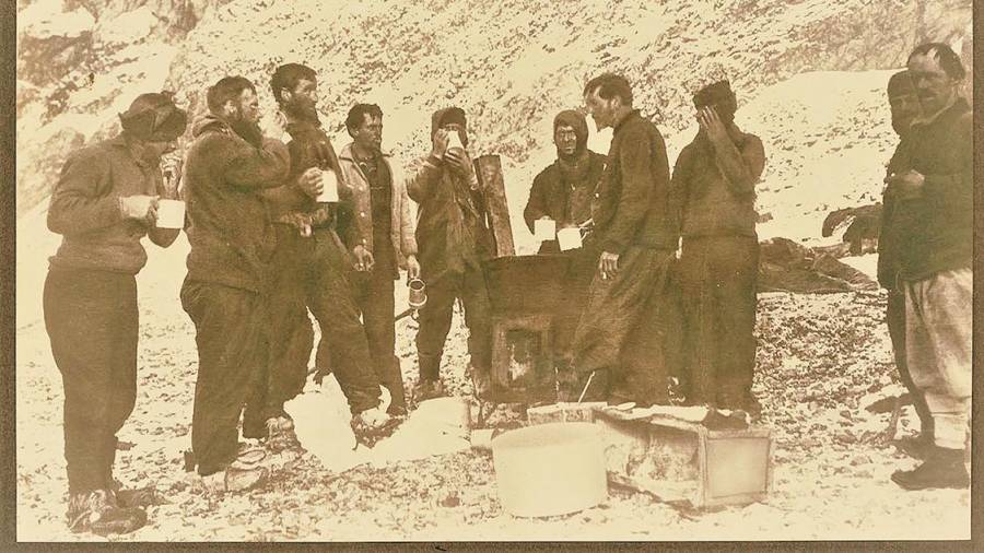 Miembros de la expediciòn, degustando la primera comida caliente en días, tras su llegada, el 16 de abril de 1916, a la isla del Elefante. 