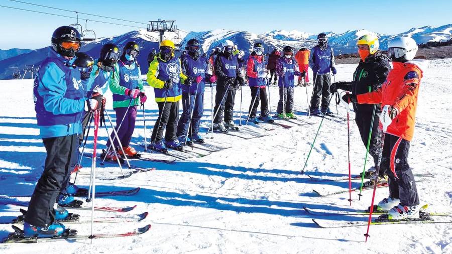 Algúns dos participantes na primeira quenda durante unha das clases de esquí. Foto: Deputación da Coruña