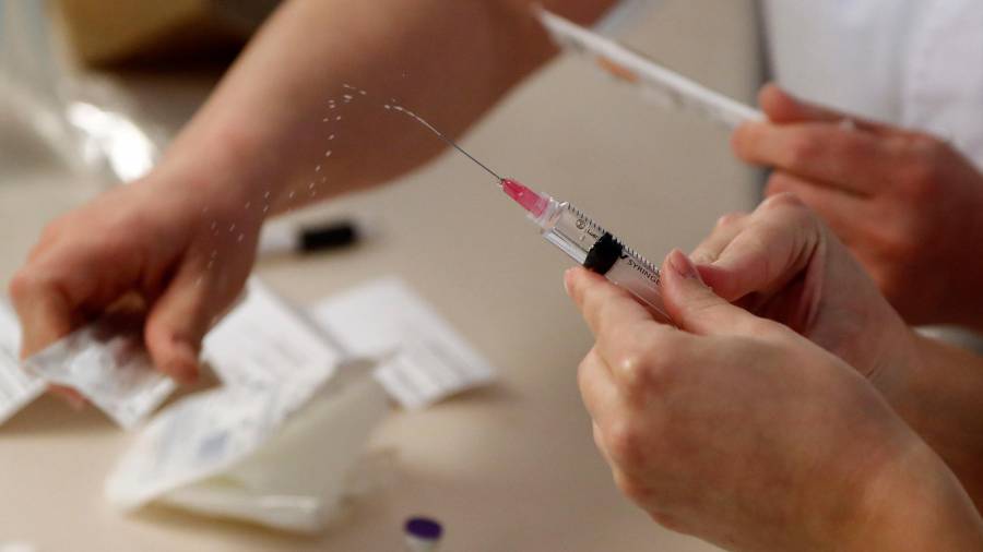 VACUNACIÓN. Una sanitaria preparando una dosis de la vacuna Pfizer-BioNTech para ser inyectada. Foto: Horcajuelo