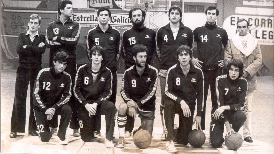 Mario Iglesias, con el número 7, junto a Julio Bernárdez y delante de Pepe Casal en la plantilla del curso 1980/81.