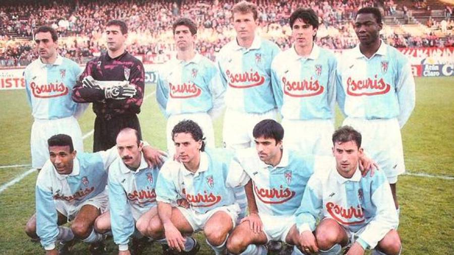 EL AYER. Arriba, tercero por la izquierda, Fabiano, durante su época como jugador del Compostela. Foto: G.