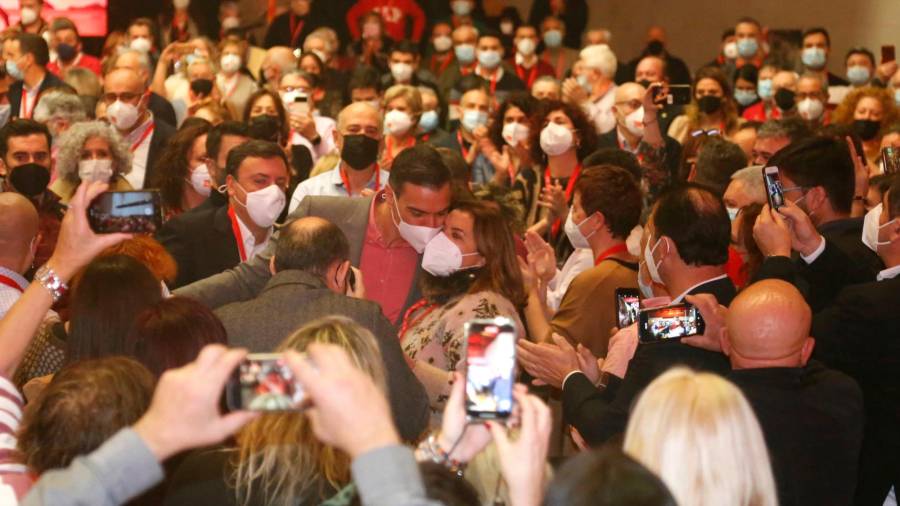 CLAUSURA DEL XIV CONGRESO. Pedro Sábchez y Valentín González Formoso saludan a los delegados e invitados al cónclave de los socialistas gallegos. Foto: Antonio Hernández 