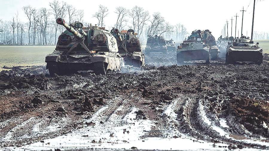 ucrania. Tanques rusos avanzando hacia Kiev, en una ofensiva militar al estilo más tradicional. Foto: Efe