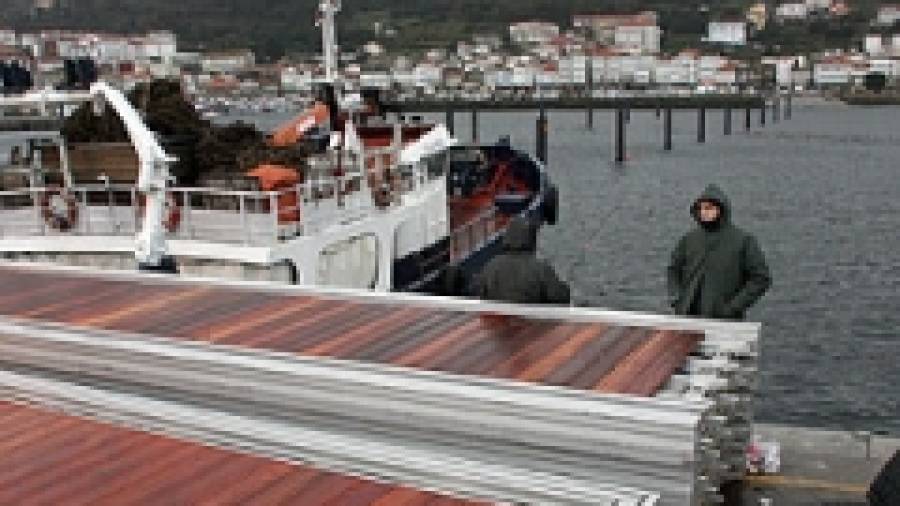 La reordenación del puerto de Muros concluirá en junio