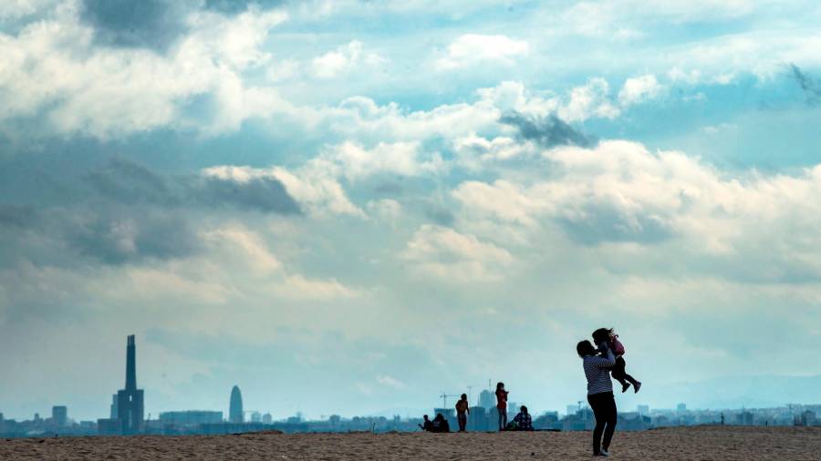 BARCELONA, 28/04/2020.- Padres e hijos juegan y pasean en la playa de El Masnou este martes, cuando se cumplen 45 días de confinamiento por el estado de alarma decretado por el Gobierno por la crisis del coronavirus. EFE/Enric Fontcuberta