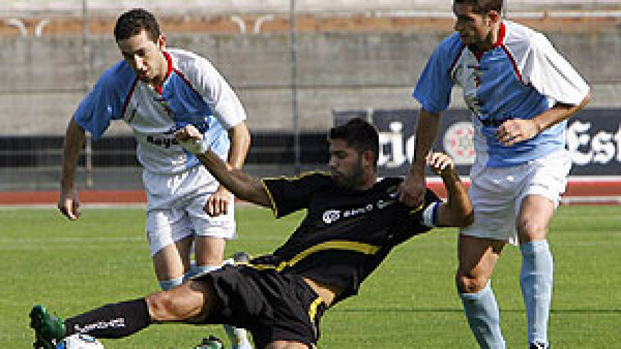 El Compostela no pasó del empate ante un difícil Montañeros