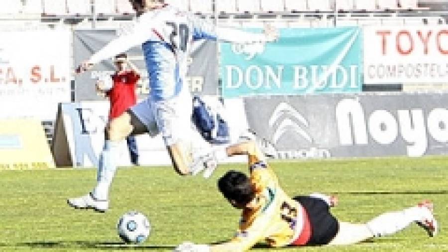 Triste empate (1-1) en San Lázaro de una SD Compostela que no pudo con el Guijuelo