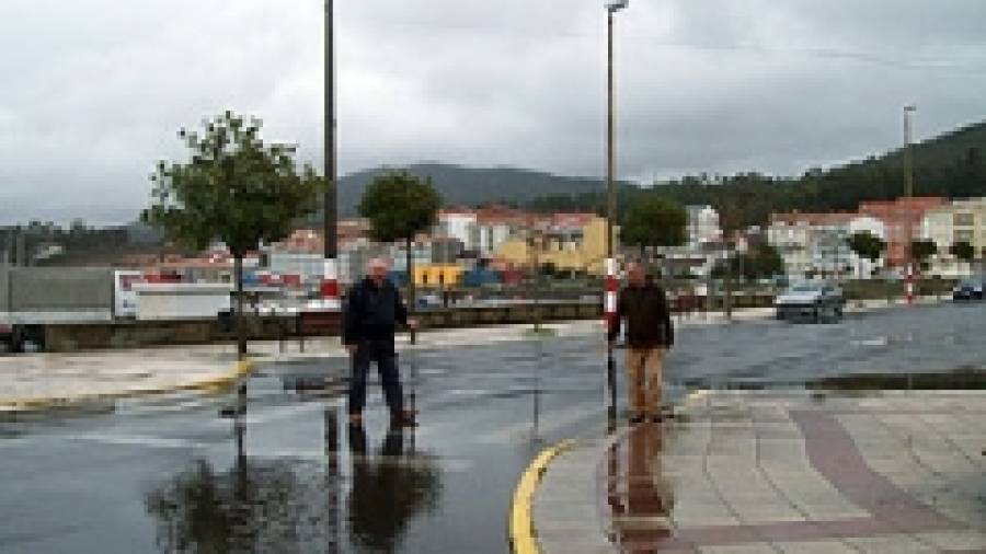 Denuncian que la calle Constitución se inunda cada vez que llueve