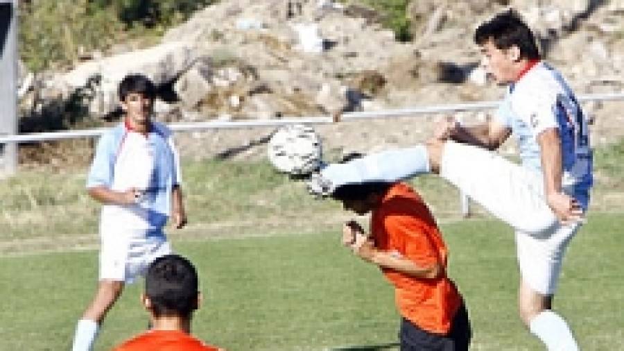 SOS delantero: el Compos no tiene gol... más que de penalti