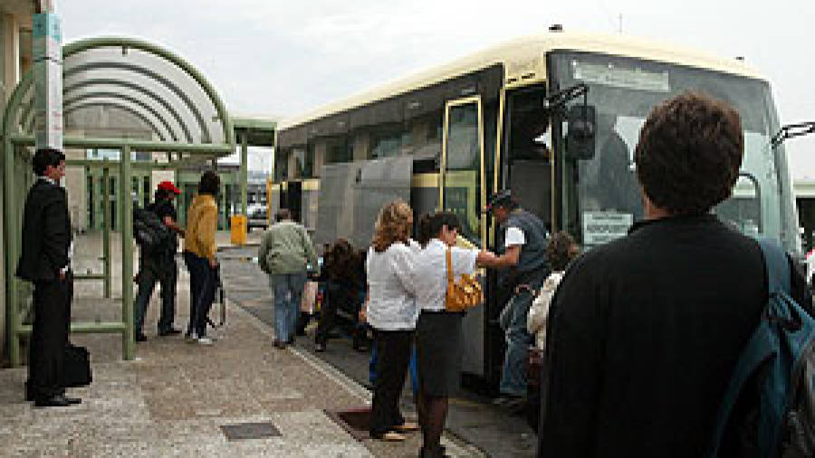 Raxoi reclama a la Xunta un bus al aeropuerto cada media hora