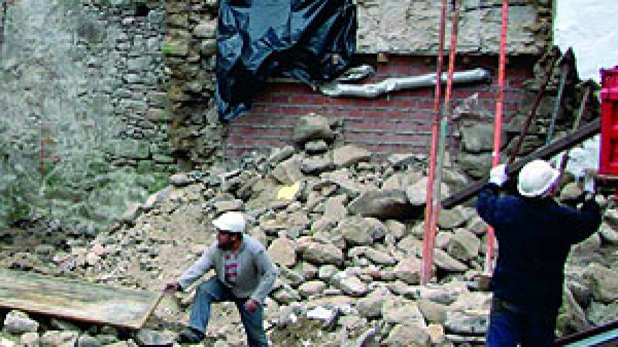 Las obras de construcción del Museo do Mar y el mal tiempo provocan la caída de parte del muro de una casa en Porto do Son