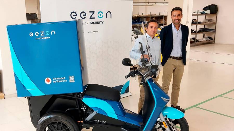 Pedro Martínez, CEO de VMS Automotive, y José Suárez, director de Desarrollo de Negocio de Vodafone España, con la moto de eezon. Foto: eezon