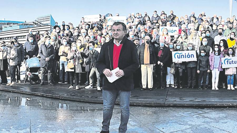 Guerra con las más de 150 personas que le apoyan para liderar el PP de Vigo. Foto: M.G.
