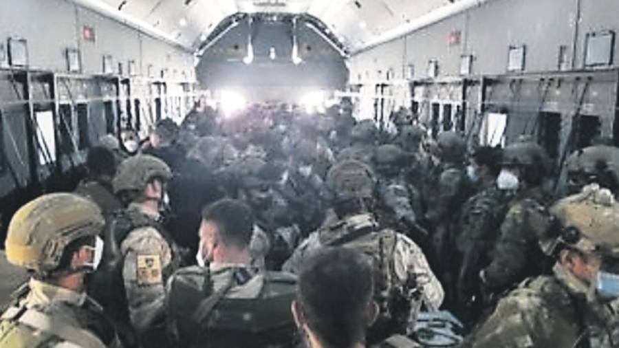 Los últimos soldados españoles a bordo de A400M cuando aterrizaron en Dubai camino de España tras abandonar las labores de evacuación en Kabul. Foto: Europa Press