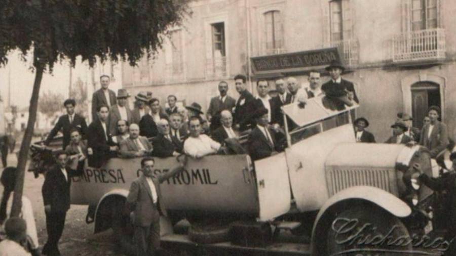 uno de los pioneros vehículos de transporte de pasajeros que puso en circulación la empresa Castromil. Este es de los años 20. Foto: Chicharro
