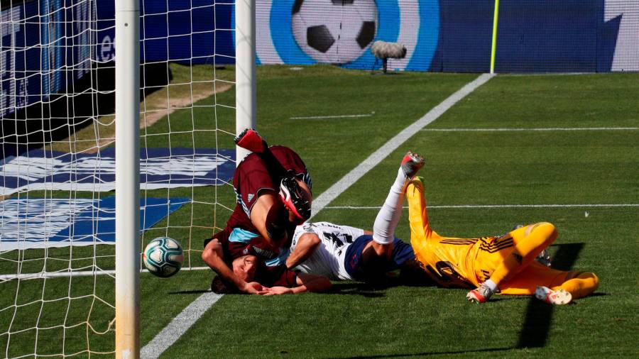 GOL CLAVE Sáenz, Gallego y Villar, en la acción que supuso el gol del empate de Osasuna, ayer. Foto: Villar López/EFE