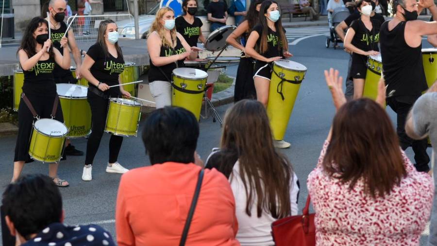 Actuación de la Batucada Latexo Percusión ayer por las calles de la localidad de A Estrada . Foto: Sangiao 