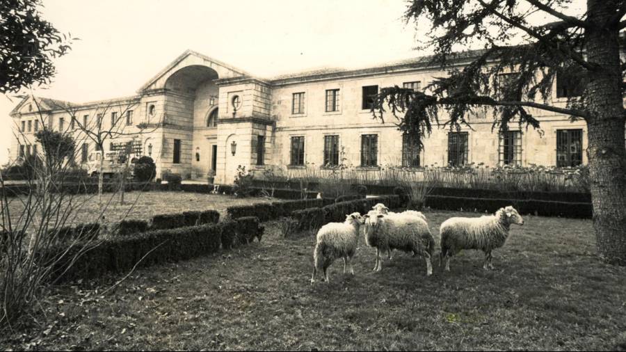 Casa de Ejercicios Espirituales, ubicada en el Campus Sur de la USC, en una imagen de mediados de la década de los ochenta. Foto: Archivo ECG
