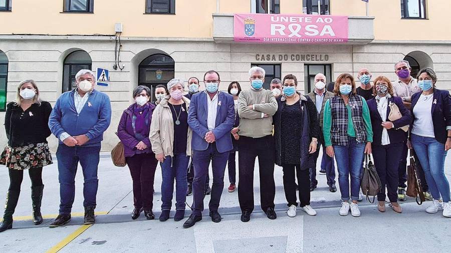 Membros da Corporación local de Malpica diante da pancarta que preside a fachada do concello. Foto: C. Malpica